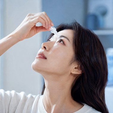 안약을 점안하는 여성